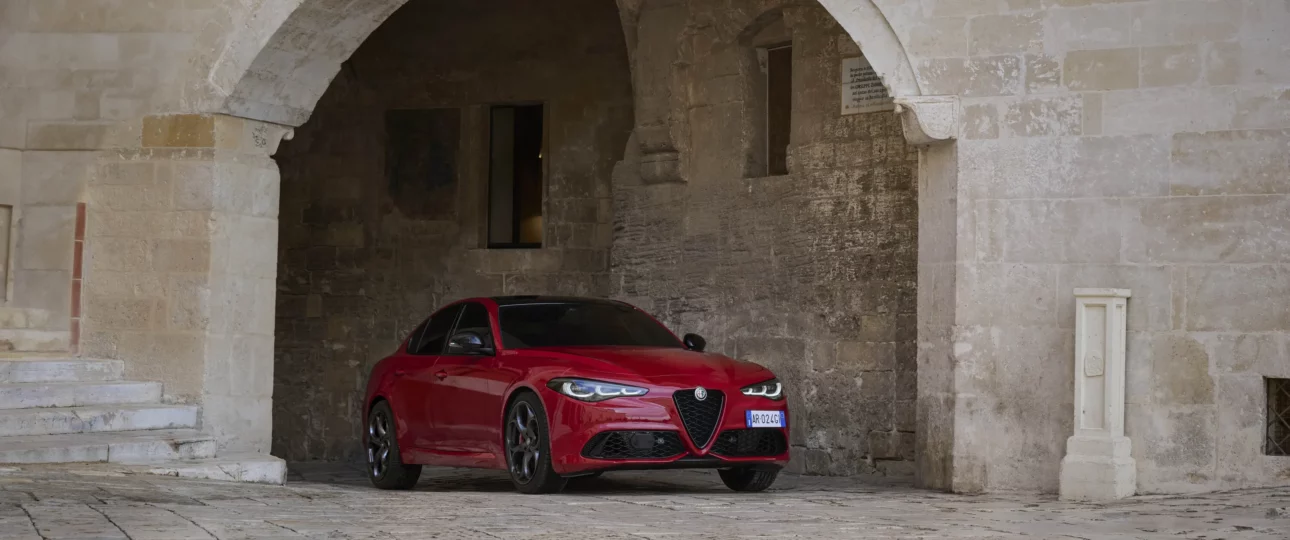 L'Alfa Romeo Giulia 2025 perd ses niveaux de finition et gagne l'édition limitée Tributo Italiano