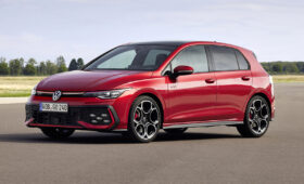 The New Ferrari, Lexus, Bentley et Dodge dans l'épisode 2 de Automotive Pulse: The Week in Self -project