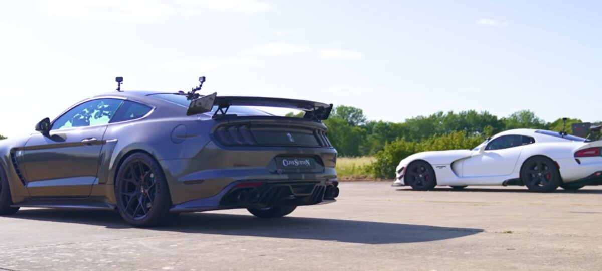 Un duel très américain! Dodge Viper contre Ford Mustang