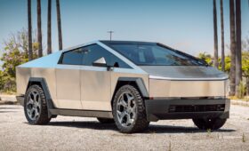 https://autoproyecto.com/2025/notias/la-Tesla-cybertruck-esrena-ralines-cybrske-gracias-a-uunplugged-performance.html